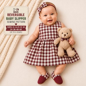 Könnte beinhalten: Ein ärmelloses Kleid mit bordeaux-weißem Vichy-Muster, passendem Stirnband mit Schleife und bordeauxfarbenen Hausschuhen mit weißen Punkten. Ein Textetikett lautet: REVERSIBLE BABY SLIPPER SEWING PATTERN SIZES: 0-3-6-9-12-18 24-36-48-60 (UP TO 6 YEARS).