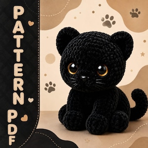 Könnte beinhalten: Eine schwarze gehäkelte Plüschkatze mit großen, glänzenden bernsteinfarbenen Augen und einer kleinen schwarzen Nase. Der Text "PATTERN PDF" ist auf der linken Seite vertikal in hellbeigen Buchstaben ausgerichtet. Die Katze hat einen runden Kopf, spitze Ohren und einen geringelten Schwanz.