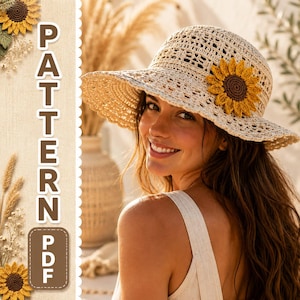 Può includere: Un cappello da sole all'uncinetto color beige con un motivo traforato e una grande applicazione a forma di girasole tridimensionale sul lato. Il cappello presenta una tesa larga e flessibile, accanto a un testo verticale PATTERN PDF.