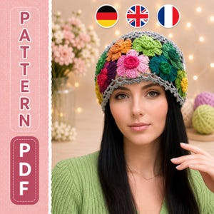 Puede incluir: Un gorro de ganchillo con base gris y una vibrante variedad de motivos florales multicolores en tonos rosa, naranja, amarillo, verde y morado. El gorro tiene un borde gris festoneado y el texto PATTERN PDF es visible a la izquierda.