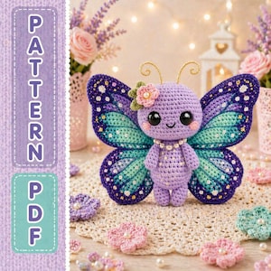 Peut inclure: Un papillon crocheté à la main, de couleur violette, avec de grands yeux expressifs, un collier de perles et des antennes dorées. Les ailes du papillon sont un mélange de bleu, de turquoise et de violet. Le texte "PATTERN PDF" est également présent.