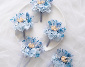Handgefertigtes florales Hochzeitsaccessoire aus konservierten, nebelblauen Blumen (Boutonnière oder Handgelenkscorsage).