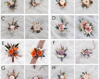 Boutonnière o ramillete de muñeca de flores preservadas hecho a mano para la novia, el novio y la comitiva nupcial.