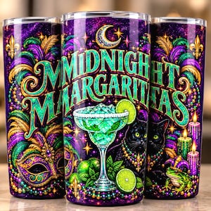 Puede incluir: Un vaso cilíndrico con un vibrante tema de Mardi Gras en morado, verde y dorado. El diseño incluye el texto "MIDNIGHT MARGARITAS", una copa de margarita con lima, un gato negro, una rana, velas y un patrón de máscara de carnaval.