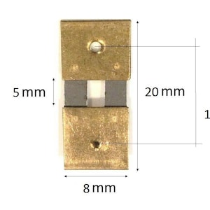 Peut inclure: Un composant rectangulaire en laiton composé de deux plaques dorées reliées par une section centrale gris foncé. La pièce mesure 8 mm de largeur, 20 mm de longueur totale, avec un espace central de 5 mm et 12 mm entre les deux trous circulaires.