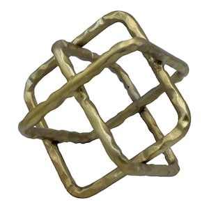 Può includere: Scultura geometrica in metallo dorato a forma di cubo. La scultura è realizzata in filo spesso e ha una finitura martellata.