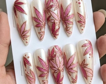 Uñas postizas 3D con diseño de hoja de cannabis en oro rosa, uñas falsas de lujo en blanco perla iridiscente, pintadas a mano, regalo para chicas fumadoras.