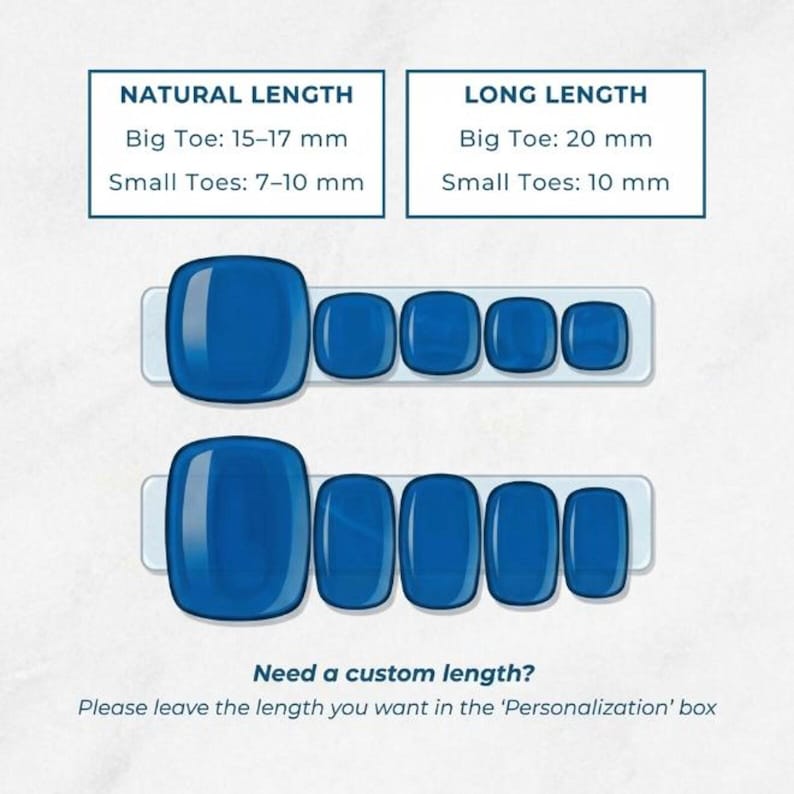 Peut inclure: Un ensemble de faux ongles d'orteils bleu roi brillant dispos&eacute;s sur deux rang&eacute;es. La rang&eacute;e du haut indique une longueur naturelle avec gros orteil 15-17 mm et petits orteils 7-10 mm. La rang&eacute;e du bas indique une longueur longue avec gros orteil 20 mm et petits orteils 10 mm.