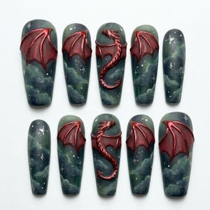Paznokcie z nadrukiem 3D Crimson Dragon, paznokcie w stylu mrocznej fantasy, metaliczne czerwone smoki, sztuczne paznokcie z motywem dymnych chmur i rozgwieżdżonego nieba, luksusowa sztuka