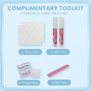 Peut inclure: Un kit d'outils pour ongles comprenant deux feuilles d'onglets adh&eacute;sifs transparents, deux tubes de colle &agrave; ongles avec &eacute;tiquettes roses, une lingette alcoolis&eacute;e dans un sachet blanc et une lime &agrave; ongles rose. Le texte COMPLIMENTARY TOOLKIT est pr&eacute;sent.