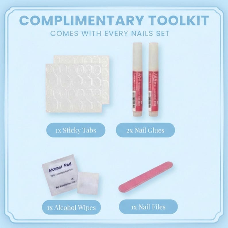 Peut inclure: Un kit d'outils pour ongles comprenant deux feuilles d'onglets adh&eacute;sifs transparents, deux tubes de colle &agrave; ongles avec &eacute;tiquettes roses, une lingette alcoolis&eacute;e dans un sachet blanc et une lime &agrave; ongles rose. Le texte COMPLIMENTARY TOOLKIT est pr&eacute;sent.