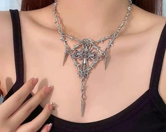 Collar con cruz gótica: cadena de alambre de púas estilo Y2K, colgante de pinchos punk, joyería grunge llamativa.