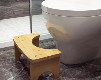 Taburete de baño de bambú: ergonómico, antideslizante y con apoyo para los pies.