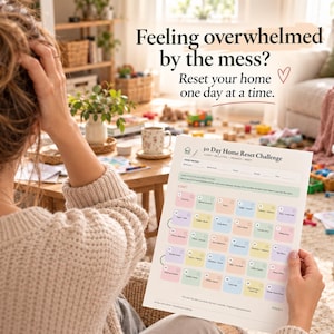 Könnte beinhalten: Ein weißes Blatt Papier mit dem Titel 30 Day Home Reset Challenge und einem Raster aus nummerierten Kästchen in Pastellfarben. Der Text lautet Feeling overwhelmed by the mess? Reset your home one day at a time. Das Blatt enthält Abschnitte zum Reinigen, Entrümpeln, Organisieren und Zurücksetzen.