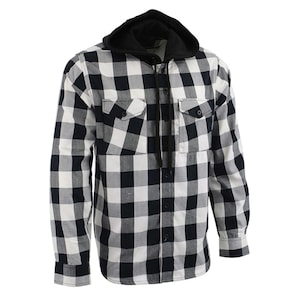 Peut inclure: Une chemise à manches longues boutonnée avec un motif à carreaux noir et blanc. La chemise comprend une capuche noire unie attachée avec des cordons noirs, deux poches de poitrine à rabat boutonné et des poignets boutonnés aux manches.