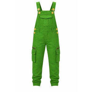 Pode incluir: Jardineiras cargo verde-brilhante com um bolso no peito com aba, dois bolsos cargo laterais com fechos e dois bolsos com aba adicionais nas pernas. A peça inclui alças ajustáveis com botões amarelos e fechos laterais com botões.