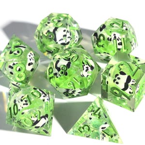 Panda Liquid Core DnD Würfelset, handgefertigte polyedrische Würfel aus Glitzerharz, grüne Würfel mit scharfer Kante für Rollenspiele, niedliches Panda-Würfelset (D20) als Geschenk für Dungeons & Dragons