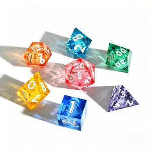 Könnte beinhalten: Ein Set aus sieben farbigen, vielseitigen Würfeln in verschiedenen Formen. Die Würfel sind transparent und in Orange, Blau, Grün, Rot, Gelb und Lila erhältlich. Jeder Würfel hat weiße Zahlen. Diese Würfel sind für Tischspiele.