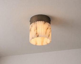 Lámpara de techo empotrada de alabastro de estilo moderno de mediados de siglo, con pantalla de latón y textura de mármol cromado pulido, ideal para sala de estar y dormitorio.