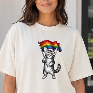 Camiseta de gato del orgullo, camiseta vintage con bandera arcoíris grabada y gatito, regalo para amantes de los gatos queer