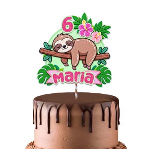 Könnte beinhalten: Ein Tortenstecker mit einem Faultier-Cartoon, das auf einem braunen Ast schläft, verziert mit grünen tropischen Blättern und rosa Hibiskusblüten. Die Zahl 6 ist in rosa Glitzer gehalten und ein rosa Banner zeigt den Namen Maria in Glitzer.
