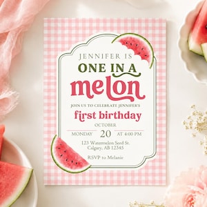 Puede incluir: Una tarjeta de invitación de cumpleaños rectangular con un fondo de cuadros vichy rosa y blanco. El texto dice: JENNIFER IS ONE IN A MELON, JOIN US TO CELEBRATE JENNIFER'S first birthday, OCTOBER, MONDAY 20 AT 4:00 PM, 123 Watermelon Seed St. Calgary, AB 12345, RSVP to Melanie. La tarjeta presenta ilustraciones de rodajas de sandía.