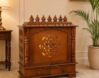 Mandir per la preghiera in legno dipinto a mano con cassetto. Altezza: 27 cm, Larghezza: 24 cm, Profondità: 12 cm.