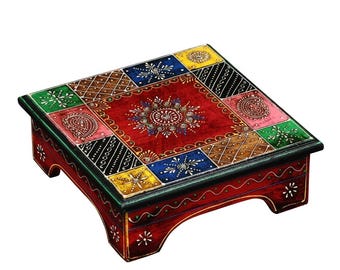 Sgabello quadrato in legno dipinto a mano con design floreale mandala multicolore.