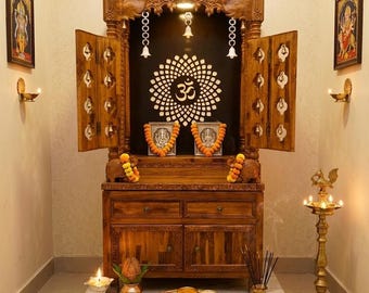 Mandir per la preghiera in legno, dipinto a mano, con finitura naturale lucida color noce, con cassetto e anta.