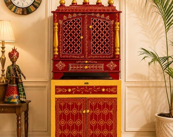 Mandir per la preghiera in legno dipinto a mano con cassetto. Altezza: 54 cm, Larghezza: 24 cm, Profondità: 12 cm.