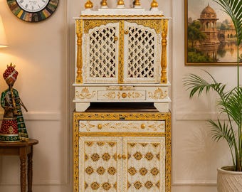 Mandir per la preghiera in legno dipinto a mano con cassetto. Altezza: 54 cm, Larghezza: 24 cm, Profondità: 12 cm.