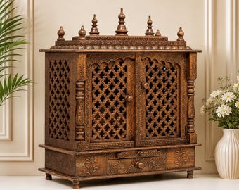 Mandir per la preghiera in legno dipinto a mano con cassetto. Altezza: 30 cm. Larghezza: 24 cm. Profondità: 12 cm.