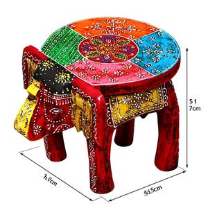 Könnte beinhalten: Handbemalter Elefantenhocker aus Holz mit runder Oberseite. Die Oberseite ist in farbige Abschnitte aus Orange, Grün, Blau, Rosa und Gelb mit aufwendigen Blumenmustern unterteilt. Der Hocker ist 44,5 cm breit, 42,8 cm lang und 7 cm hoch.