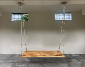 Cadeira de balanço de madeira artesanal da Tulip Decor, estilo rústico campestre, para uso interno e externo.