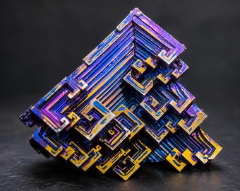 Campione di cristallo di bismuto arcobaleno, esposizione di minerali geometrici iridescenti, decorazione per scrivania scientifica