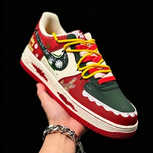 Hand-painted graffiti custom Air Force 1 casual sneakers. Red and green outer bindings for Christmas. Trendy men's and women's sports shoes.