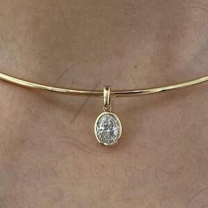 Ciondolo simulato ovale con castone, ciondolo simulato taglio ovale, ciondolo in oro giallo 14k e oro bianco con diamanti da donna