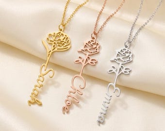 Op de afbeelding: Drie metalen kettingen met een verticale roos hanger waarin een naam in cursief schrift is verwerkt. De linker ketting is goudkleurig met de naam Sarah, de middelste is roségoud met Chloe en de rechter is zilverkleurig met de naam Emma.