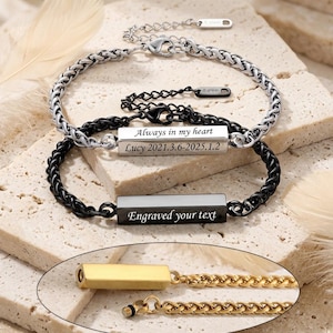 Könnte beinhalten: Drei Edelstahlarmbänder mit geflochtenem Kettenmuster. Ein Armband ist silberfarben, eines ist schwarz und das dritte ist goldfarben. Das schwarze Armband trägt den Text "Engraved your text". Das silberne Armband trägt den Text "Always in my heart Lucy 2021.3.6-2025.1.2".