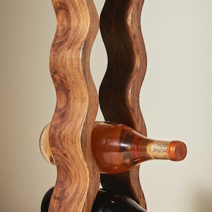 Sculpturale houten wijnflessenhouder – Modern organisch rek voor 4 flessen