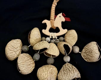Enfeite de chocalho de cavalo para toda a família, pingente de sino feito à mão com casca de noz, acessório fofo para carro ou bolsa.