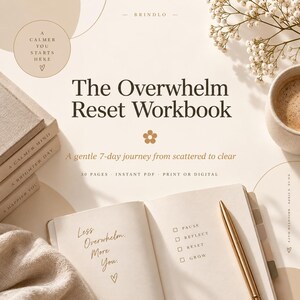 Könnte beinhalten: Das Arbeitsbuch The Overwhelm Reset Workbook mit dem Text A calmer you starts here, The Overwhelm Reset Workbook, A gentle 7-day journey from scattered to clear, 30 pages, instant PDF, print or digital, Less Overwhelm, More You, Pause, Reflect, Reset, Grow.