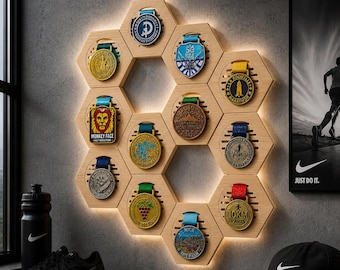 Expositor modular hexagonal para medallas – Estante de madera con estructura de panal para atletas – Decoración de pared
