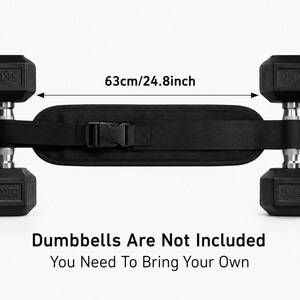 Puede incluir: Cintur&oacute;n negro de halterofilia con hebilla, dise&ntilde;ado para sujetar mancuernas. El cintur&oacute;n mide 63 cm de largo y 13 cm de ancho. La imagen muestra el cintur&oacute;n con dos mancuernas adjuntas. El texto dice "Las mancuernas no est&aacute;n incluidas".
