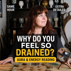 Puede incluir: Imagen de una mujer pelirroja con el texto "WHY DO YOU FEEL SO DRAINED? AURA & ENERGY READING." Una bola de cristal y cartas del tarot están sobre la mesa. También se ven las palabras "SAME HOUR" y "EXTRA DETAILED".