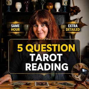 Può includere: Una donna dai capelli rossi sorride, incorniciata da uno striscione con la scritta "5 QUESTION TAROT READING". L'immagine include carte dei tarocchi, una sfera di cristallo e il testo "SAME HOUR" e "EXTRA DETAILED".