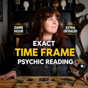 Könnte beinhalten: Eine Frau mit roten Haaren sitzt an einem Holztisch mit Tarotkarten, Steinen und einer Kristallkugel. Der Text auf dem Bild lautet "EXACT TIME FRAME PSYCHIC READING", "SAME HOUR" und "EXTRA DETAILED".