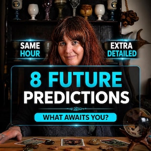 Könnte beinhalten: Eine Frau mit rotbraunem Haar lächelt vor einem Regal mit Glaswaren. Ein leuchtendes blaues Rechteck zeigt den Text "8 FUTURE PREDICTIONS" und "WHAT AWAITS YOU?" mit den Worten "SAME HOUR" und "EXTRA DETAILED" in den Ecken.