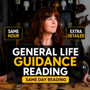 Puede incluir: Una persona de cabello castaño rojizo sentada tras una mesa de madera con textos superpuestos: SAME HOUR, EXTRA DETAILED, GENERAL LIFE GUIDANCE READING y SAME DAY READING. Se observan una bola de cristal oscura y varias fichas de madera planas.