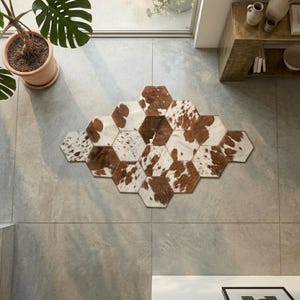 Brunvit lapptäcke i kohud, hexagonmatta i kohud, handgjord matta i hår på skinn, västerländsk lantlig inredning, geometrisk lädermatta